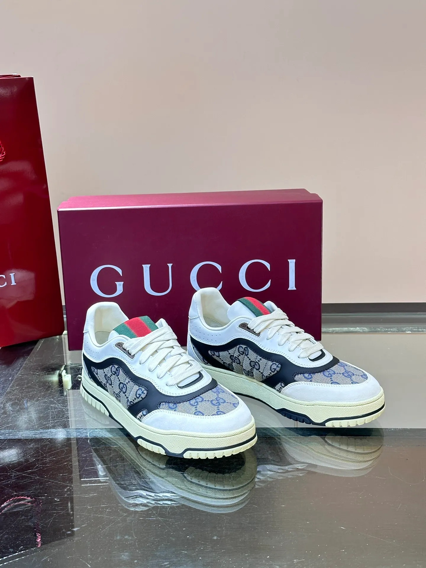 Men's Men's Shoes 💰480 [New Style] 🦨🦨Gucci 𝐆𝐮𝐜𝐜𝐢 𝐑𝐞-𝐖𝐞𝐛 As a sneaker created by Sabato De Sarno for Gucci, the Re-Web series reinterprets the brand's classic stripes, with bold and unique details to set off a modern silhouette design. These shoes are crafted from white leather. This new sneaker is ingeniously decorated with many of the brand's classic details, and is equipped with a bright red and green webbing tongue, which will make people fall in love at first sight. White leather has been specially treated to be soft and shiny, with an embossed grained texture. Script Gucci logo and Interlocking G web label with Interlocking G and script Gucci logo. Rubber outsole with Interlocking G detail eyelets. Web tongue. Size: Female 35-40 (Female 41, 42 customized). Male 38-44 (45, 46 customized)